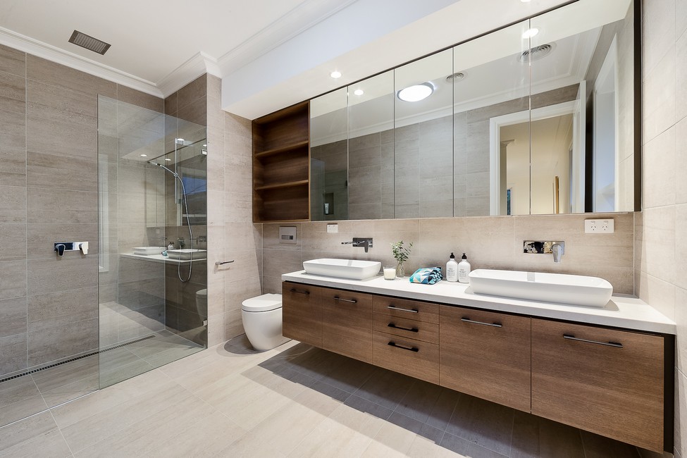 Salle de bain au style moderne et épuré avec lavabo dernier cri et salle de bain design avec baie vitre