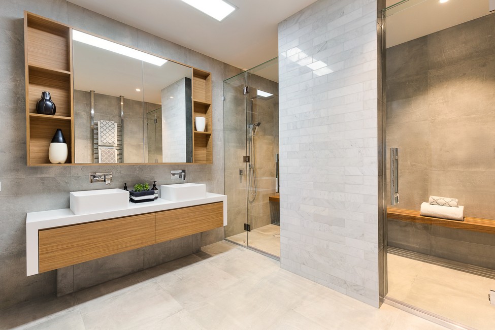 Salle de bain au style moderne et épuré avec lavabo dernier cri et salle de bain design avec baie vitre et miroirs